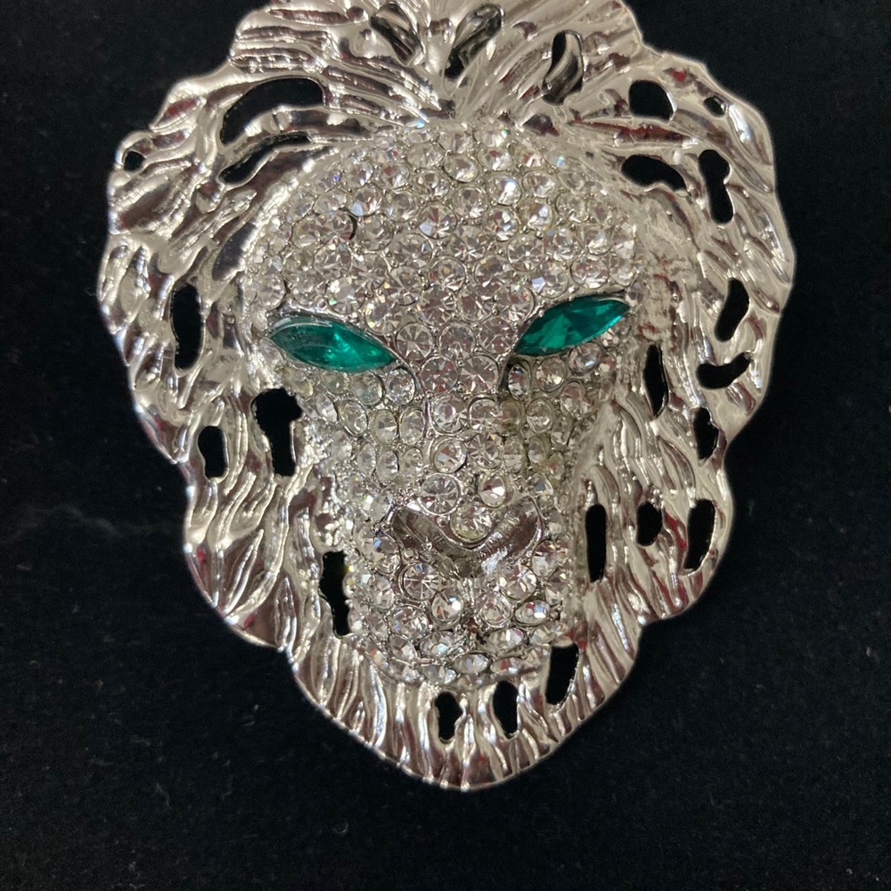 Men’s silver lion head necklace Cuban links. Hip hop